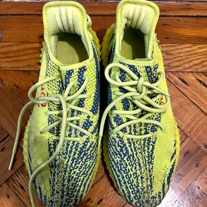 adidas Yeezy
Neon Green Boost 350 V2 Semi Frozen, sneakers very good condition!